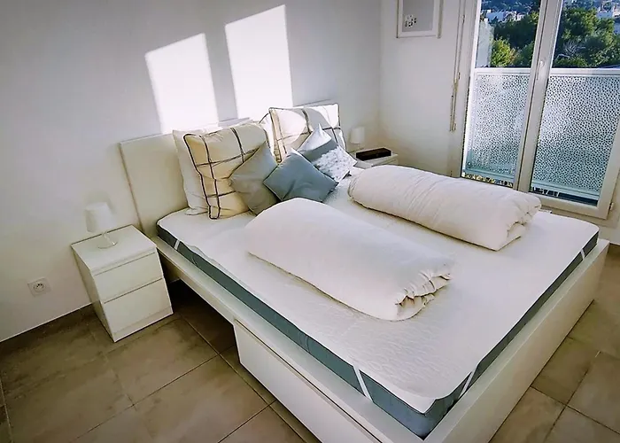 T3 Au Lavandou Avec Piscine, 6 Pers, 900m - Fr-1-803-97 *